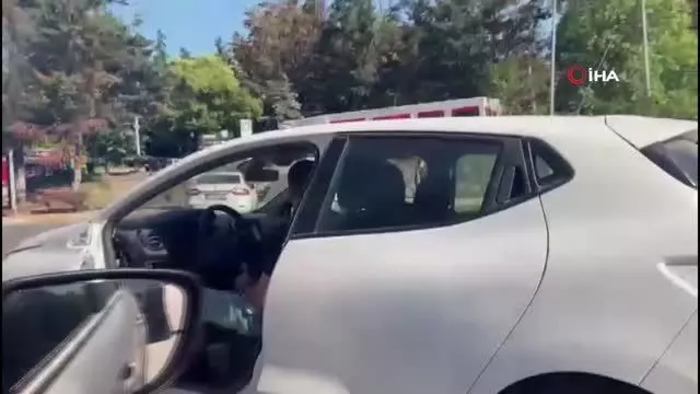Kapısı olmadan trafikte seyreden otomobil görenleri şaşkına çevirdi Kapısı olmadan trafikte seyreden otomobil görenleri şaşkına çevirdi