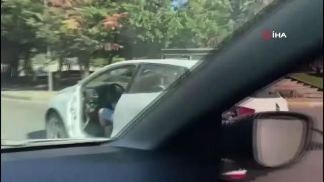 Kapısı olmadan trafikte seyreden otomobil görenleri şaşkına çevirdi Kapısı olmadan trafikte seyreden otomobil görenleri şaşkına çevirdi