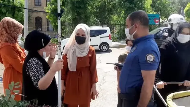 Kapkaççılar hamile kadının cüzdanını böyle çaldı Kapkaççılar hamile kadının cüzdanını böyle çaldı