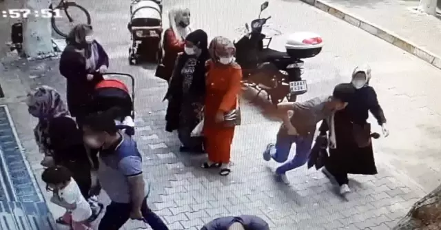 Kapkaççılar hamile kadının cüzdanını böyle çaldı Kapkaççılar hamile kadının cüzdanını böyle çaldı