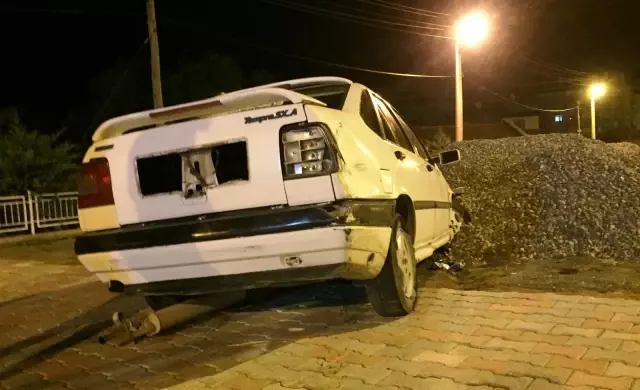 Karşı şeride geçen otomobil devrilmekten son anda kurtuldu Karşı şeride geçen otomobil devrilmekten son anda kurtuldu