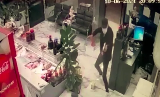 Kasap dükkanını böyle kurşun yağmuruna tuttu: 1 yaralı Kasap dükkanını böyle kurşun yağmuruna tuttu: 1 yaralı