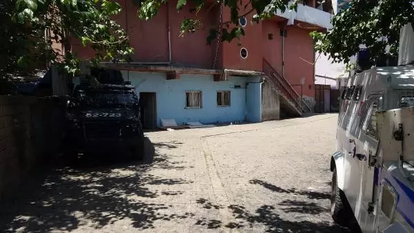 Son dakika haber: DİYARBAKIR KATİL ZANLISININ EVİNE SALDIRI İHBARI POLİSİ HAREKETE GEÇİRDİ Son dakika haber: DİYARBAKIR KATİL ZANLISININ EVİNE SALDIRI İHBARI POLİSİ HAREKETE GEÇİRDİ