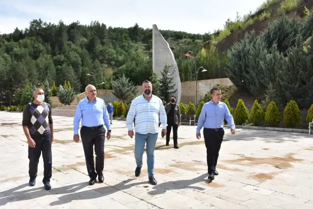 Kaymakam Aksoy ve Başkan Acar Ülkücü Şehitler Anıtı'nda inceleme yaptı Kaymakam Aksoy ve Başkan Acar Ülkücü Şehitler Anıtı'nda inceleme yaptı