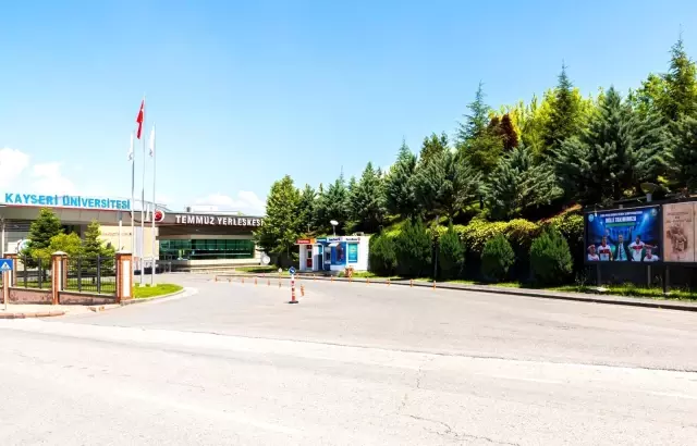 Kayseri Üniversitesi'nden Milli Takımımıza Billboardla Destek Kayseri Üniversitesi'nden Milli Takımımıza Billboardla Destek