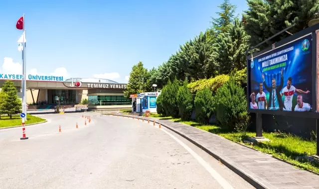 Kayseri Üniversitesi'nden Milli Takımımıza Billboardla Destek Kayseri Üniversitesi'nden Milli Takımımıza Billboardla Destek