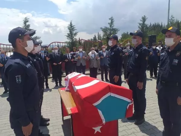 Kazada ölen 37 yıllık itfaiye eri son yolculuğuna uğurlandı Kazada ölen 37 yıllık itfaiye eri son yolculuğuna uğurlandı