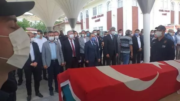 Kazada ölen 37 yıllık itfaiye eri son yolculuğuna uğurlandı Kazada ölen 37 yıllık itfaiye eri son yolculuğuna uğurlandı