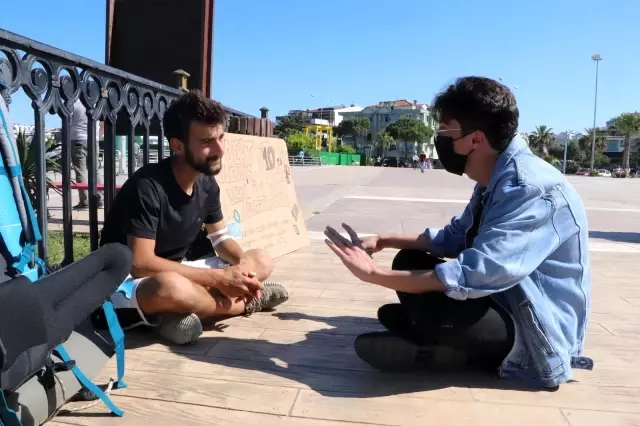 Şehir şehir gezip dert dinliyor! Kendisini ağlatabilene 100 lira veriyor Şehir şehir gezip dert dinliyor! Kendisini ağlatabilene 100 lira veriyor