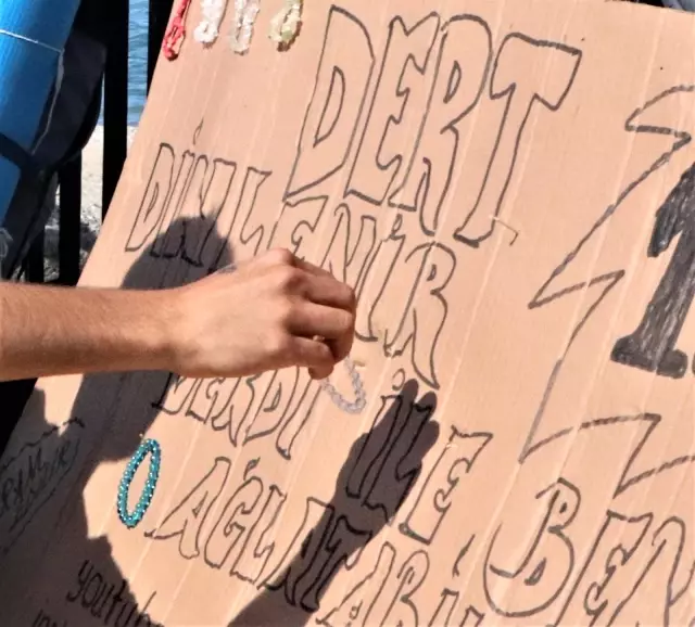 Şehir şehir gezip dert dinliyor! Kendisini ağlatabilene 100 lira veriyor Şehir şehir gezip dert dinliyor! Kendisini ağlatabilene 100 lira veriyor