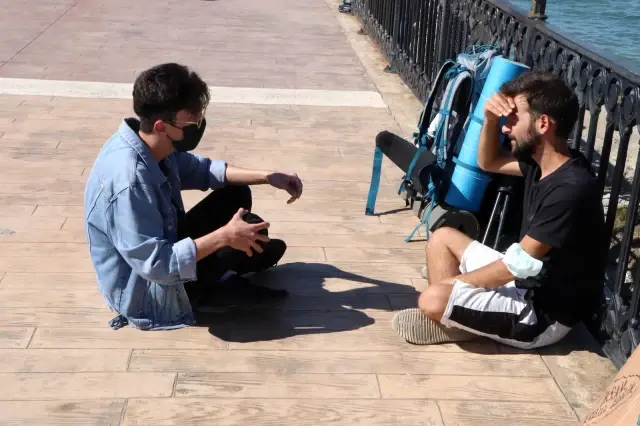 Şehir şehir gezip dert dinliyor! Kendisini ağlatabilene 100 lira veriyor Şehir şehir gezip dert dinliyor! Kendisini ağlatabilene 100 lira veriyor