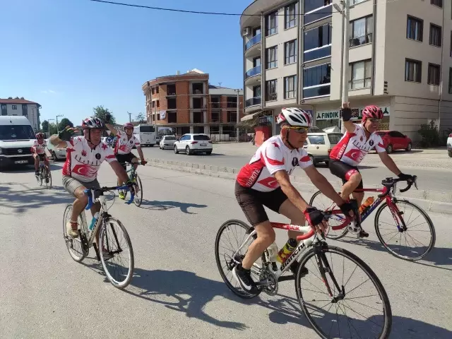 Kıbrıs Gazisi merhum Şükrü Tandoğan'ın anısına düzenlenen bisiklet turu ekibi Bolu'ya ulaştı Kıbrıs Gazisi merhum Şükrü Tandoğan'ın anısına düzenlenen bisiklet turu ekibi Bolu'ya ulaştı