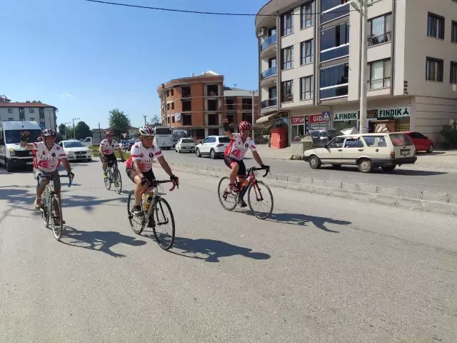 Kıbrıs Gazisi merhum Şükrü Tandoğan'ın anısına düzenlenen bisiklet turu ekibi Düzce'ye ulaştı Kıbrıs Gazisi merhum Şükrü Tandoğan'ın anısına düzenlenen bisiklet turu ekibi Düzce'ye ulaştı