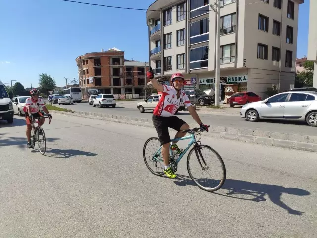 Kıbrıs Gazisi merhum Şükrü Tandoğan'ın anısına düzenlenen bisiklet turu ekibi Bolu'ya ulaştı Kıbrıs Gazisi merhum Şükrü Tandoğan'ın anısına düzenlenen bisiklet turu ekibi Bolu'ya ulaştı