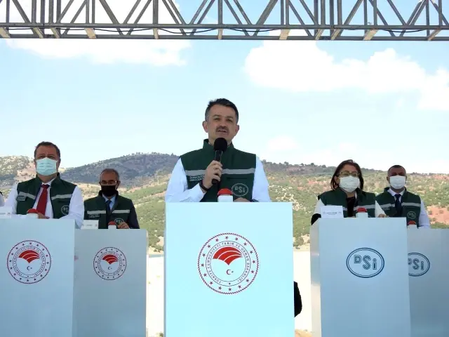 Kilis'in 2050 yılına kadarki su ihtiyacını sağlayacak olan baraj hizmete açıldı Kilis'in 2050 yılına kadarki su ihtiyacını sağlayacak olan baraj hizmete açıldı