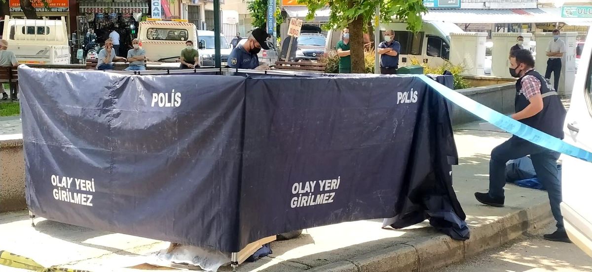 Hareketsiz yatan şahıs paniğe neden oldu! Sokaklarda yaşayan adam, kaldırımda ölü bulundu
