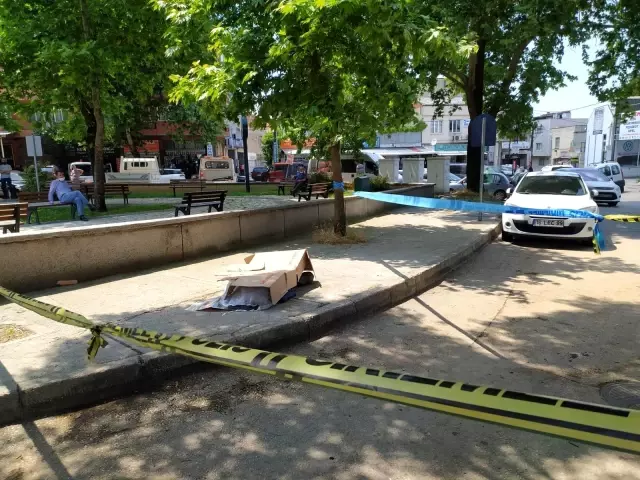 Hareketsiz yatan şahıs paniğe neden oldu! Sokaklarda yaşayan adam, kaldırımda ölü bulundu Hareketsiz yatan şahıs paniğe neden oldu! Sokaklarda yaşayan adam, kaldırımda ölü bulundu