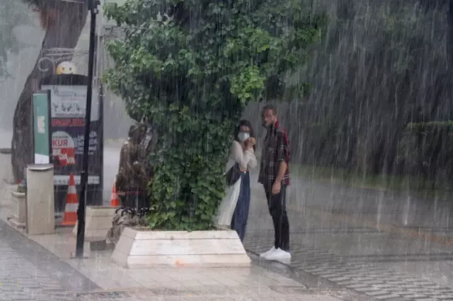 KIRKLARELİ - Kuvvetli sağanak geçişi 1 saatte metrekareye yaklaşık 24 kilogram yağış bıraktı (2) KIRKLARELİ - Kuvvetli sağanak geçişi 1 saatte metrekareye yaklaşık 24 kilogram yağış bıraktı (2)