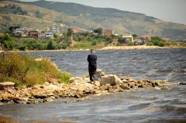 Kirlilik, Balıkesir sahillerinin altın rengi kumunu siyaha döndürdü: Bandırmada denize girmek intihar gibi Kirlilik, Balıkesir sahillerinin altın rengi kumunu siyaha döndürdü: Bandırmada denize girmek intihar gibi
