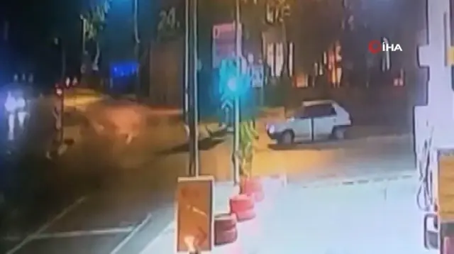 Kırmızı ışıkta duran araca çarptı, tekme tokat sürücüyü yumrukladı Kırmızı ışıkta duran araca çarptı, tekme tokat sürücüyü yumrukladı