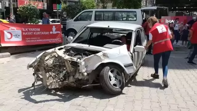 Kızılay'ın ilk yardım eğitimi gerçeği aratmadı Kızılay'ın ilk yardım eğitimi gerçeği aratmadı