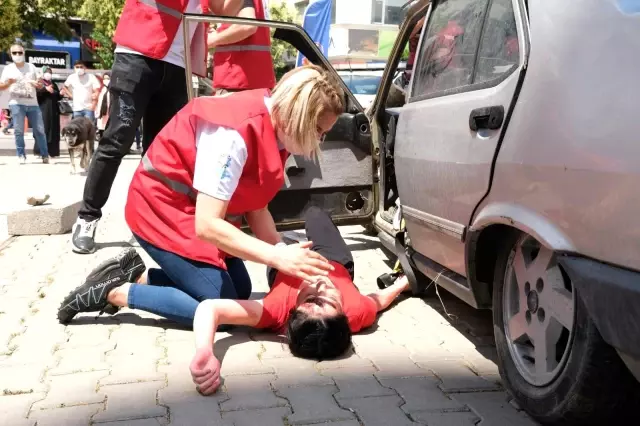 Kızılay'ın ilk yardım eğitimi gerçeği aratmadı Kızılay'ın ilk yardım eğitimi gerçeği aratmadı