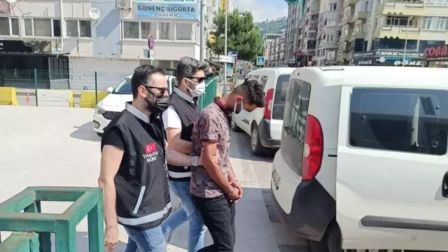 Kocaeli'de telefonla aradıkları kişiyi 1,3 milyon lira dolandırdığı iddia edilen şüpheliler yakalandı Kocaeli'de telefonla aradıkları kişiyi 1,3 milyon lira dolandırdığı iddia edilen şüpheliler yakalandı