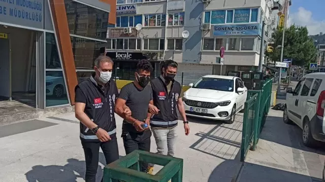 Kocaeli'de telefonla aradıkları kişiyi 1,3 milyon lira dolandırdığı iddia edilen şüpheliler yakalandı Kocaeli'de telefonla aradıkları kişiyi 1,3 milyon lira dolandırdığı iddia edilen şüpheliler yakalandı