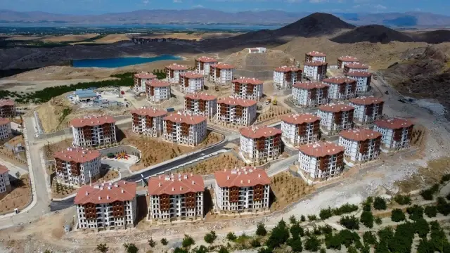 Konut kurasında ismi çıkan depremzedeler, duygu dolu anlar yaşadı Konut kurasında ismi çıkan depremzedeler, duygu dolu anlar yaşadı