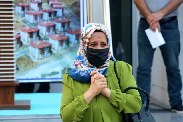 Konut kurasında ismi çıkan depremzedeler, duygu dolu anlar yaşadı Konut kurasında ismi çıkan depremzedeler, duygu dolu anlar yaşadı