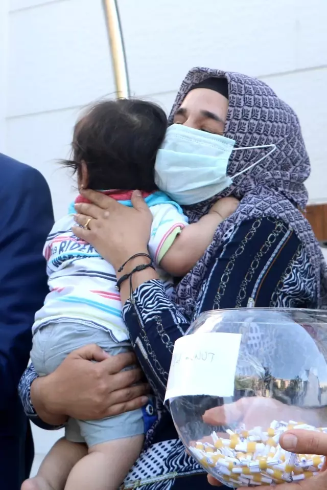 Konut kurasında ismi çıkan depremzedeler, duygu dolu anlar yaşadı Konut kurasında ismi çıkan depremzedeler, duygu dolu anlar yaşadı