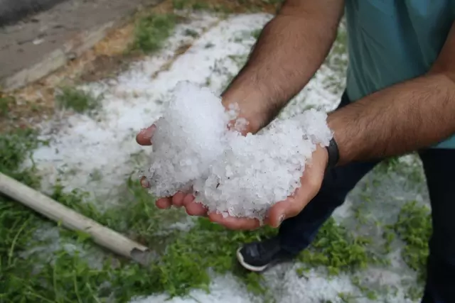Dolu ve sağanak etkili oldu Dolu ve sağanak etkili oldu