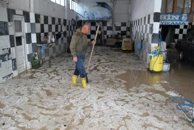 Dolu ve sağanak etkili oldu Dolu ve sağanak etkili oldu