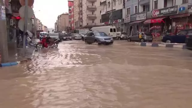 Konya'da sağanak yağmur sele neden oldu Konya'da sağanak yağmur sele neden oldu