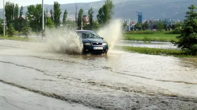 Kütahya'da sağanak yağış etkili oldu.. Yollar göle döndü Kütahya'da sağanak yağış etkili oldu.. Yollar göle döndü
