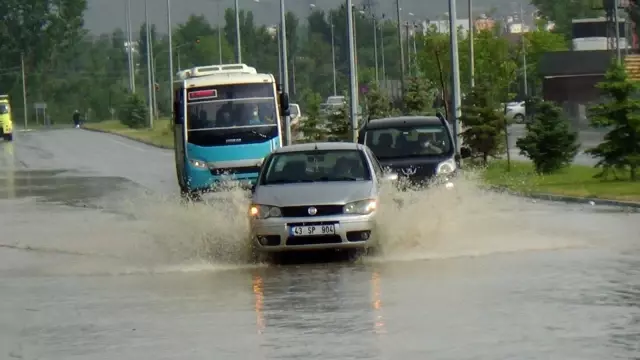 Kütahya'da sağanak yağış etkili oldu.. Yollar göle döndü Kütahya'da sağanak yağış etkili oldu.. Yollar göle döndü
