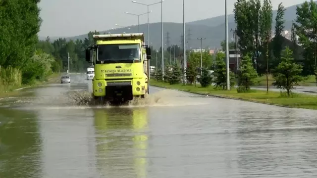 Kütahya'da sağanak yağış etkili oldu.. Yollar göle döndü Kütahya'da sağanak yağış etkili oldu.. Yollar göle döndü