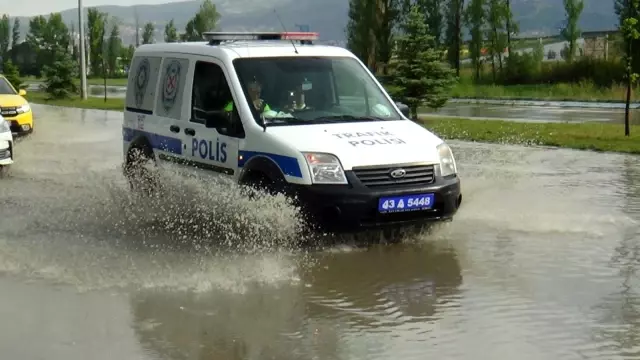 Kütahya'da sağanak yağış etkili oldu.. Yollar göle döndü Kütahya'da sağanak yağış etkili oldu.. Yollar göle döndü