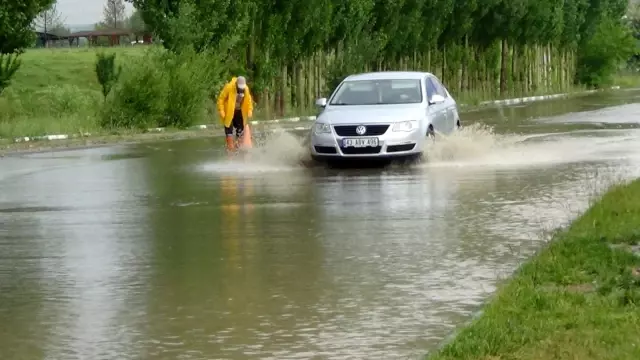 Kütahya'da sağanak yağış etkili oldu.. Yollar göle döndü Kütahya'da sağanak yağış etkili oldu.. Yollar göle döndü