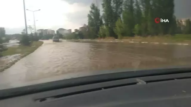 Kütahya'da sağanak yağış etkili oldu.. Yollar göle döndü Kütahya'da sağanak yağış etkili oldu.. Yollar göle döndü
