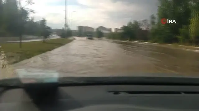 Kütahya'da sağanak yağış etkili oldu.. Yollar göle döndü Kütahya'da sağanak yağış etkili oldu.. Yollar göle döndü