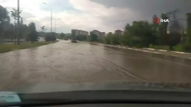 Kütahya'da sağanak yağış etkili oldu.. Yollar göle döndü Kütahya'da sağanak yağış etkili oldu.. Yollar göle döndü