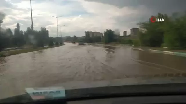 Kütahya'da sağanak yağış etkili oldu.. Yollar göle döndü Kütahya'da sağanak yağış etkili oldu.. Yollar göle döndü