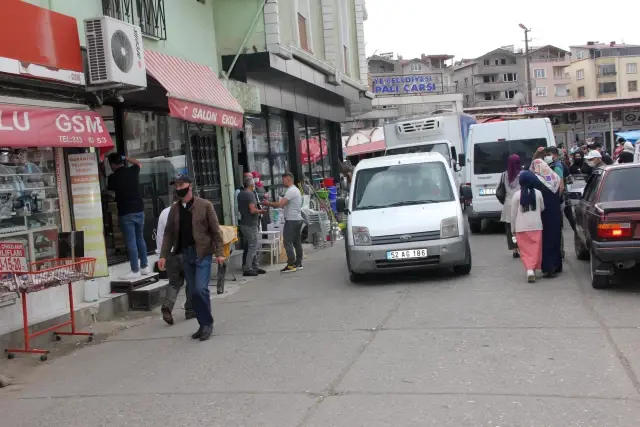 Kuzenini berberde tıraş olurken bıçakla yaralayan kadın ve ona yardım eden iki kişi tutuklandı Kuzenini berberde tıraş olurken bıçakla yaralayan kadın ve ona yardım eden iki kişi tutuklandı
