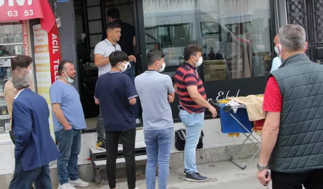 Kuzenini berberde tıraş olurken bıçakla yaralayan kadın ve ona yardım eden iki kişi tutuklandı Kuzenini berberde tıraş olurken bıçakla yaralayan kadın ve ona yardım eden iki kişi tutuklandı