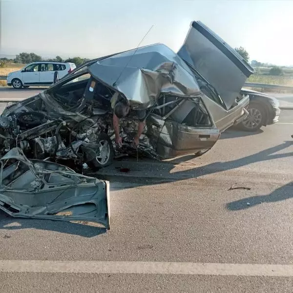 Lastiği patlayan otomobil, karşıdan gelen otomobille çarpıştı: 1 ölü, 2 yaralı Lastiği patlayan otomobil, karşıdan gelen otomobille çarpıştı: 1 ölü, 2 yaralı