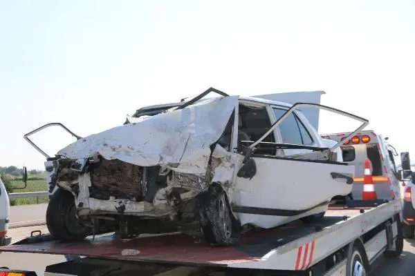Lastiği patlayan otomobil, karşıdan gelen otomobille çarpıştı: 1 ölü, 2 yaralı Lastiği patlayan otomobil, karşıdan gelen otomobille çarpıştı: 1 ölü, 2 yaralı