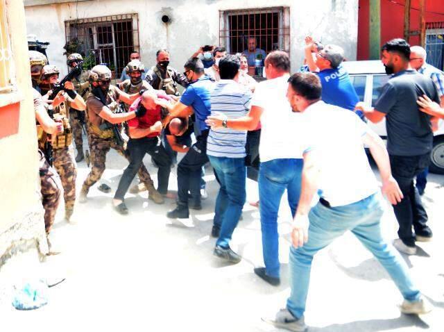 Mahalleyi karıştıran olay! Çatıya çıkıp sağa sola ateş açan kişiyi linçten polis kurtardı Mahalleyi karıştıran olay! Çatıya çıkıp sağa sola ateş açan kişiyi linçten polis kurtardı
