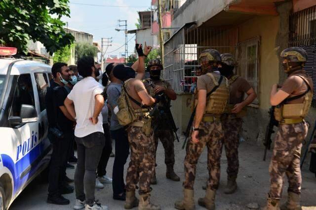 Mahalleyi karıştıran olay! Çatıya çıkıp sağa sola ateş açan kişiyi linçten polis kurtardı Mahalleyi karıştıran olay! Çatıya çıkıp sağa sola ateş açan kişiyi linçten polis kurtardı