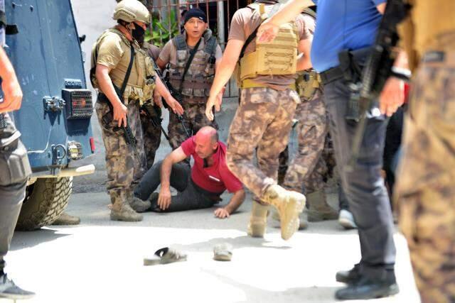 Mahalleyi karıştıran olay! Çatıya çıkıp sağa sola ateş açan kişiyi linçten polis kurtardı Mahalleyi karıştıran olay! Çatıya çıkıp sağa sola ateş açan kişiyi linçten polis kurtardı